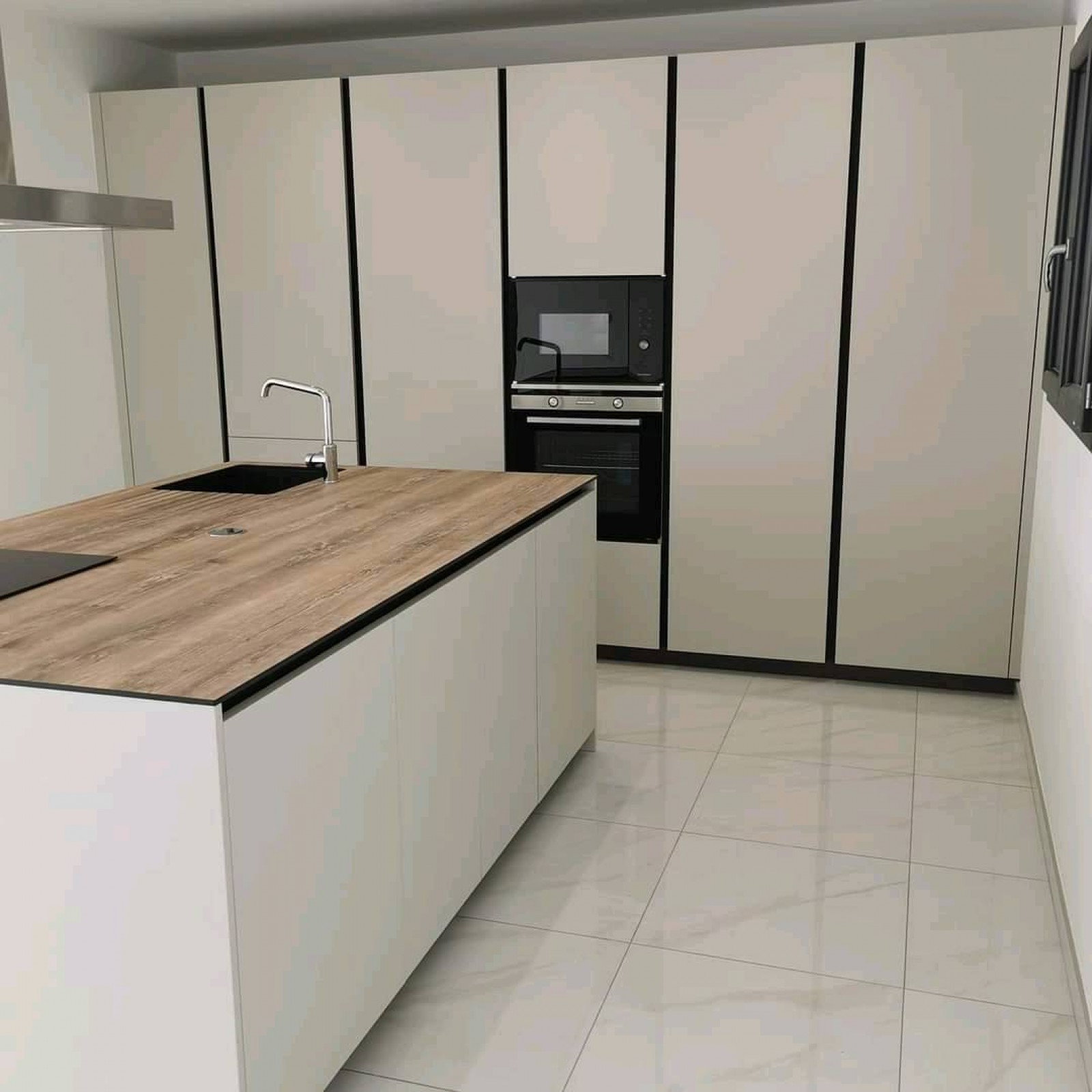 cuisine moderne avec meubles rangement