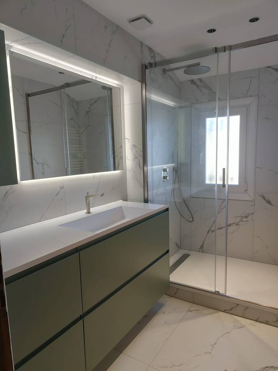 Rénovation salle de bain mansardée avec carrelage effet marbre et douche italienne sur Montpellier dans l'Hérault