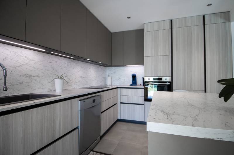 Cuisine moderne en bois stratifié bailargues