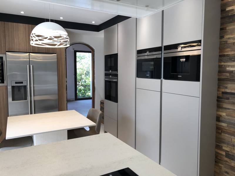 Rénovation cuisine laque mat et mélaminé bois avec plan dekton baillargues