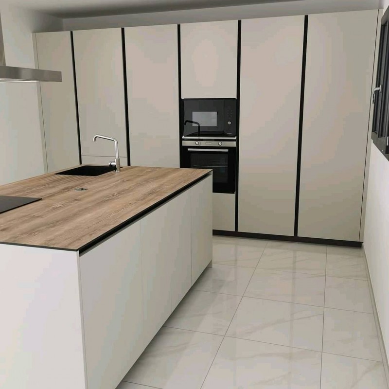 cuisine moderne avec meubles rangement